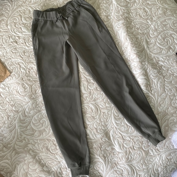 Lulu On-the-fly joggers. Sage green - Picture 3 of 7